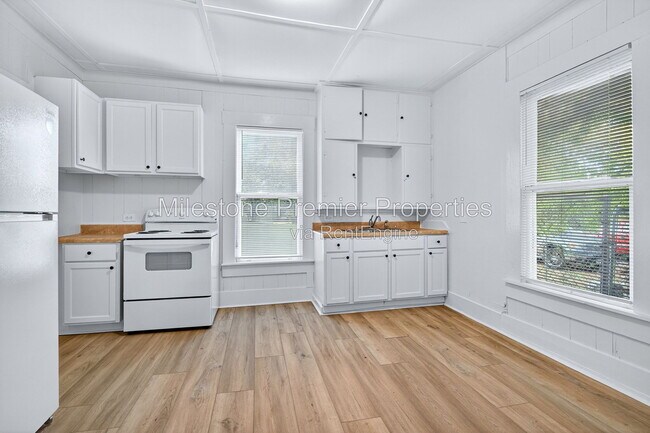 Building Photo - 514 E Day St