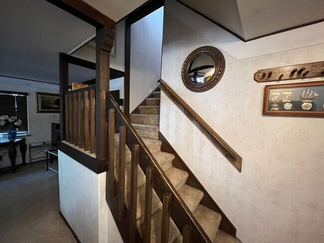Building Photo - Large furnished 4 bedroom home with 2 car ...