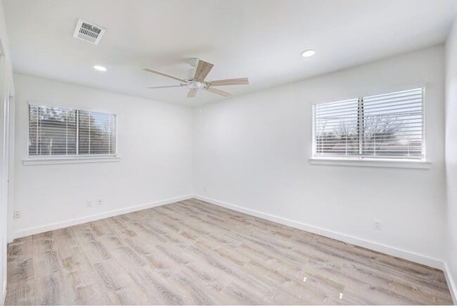 Building Photo - 801 Salem Ln