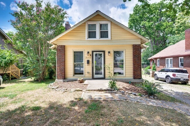 Building Photo - Walk to Hillsboro Village – 24th Ave S Gem!