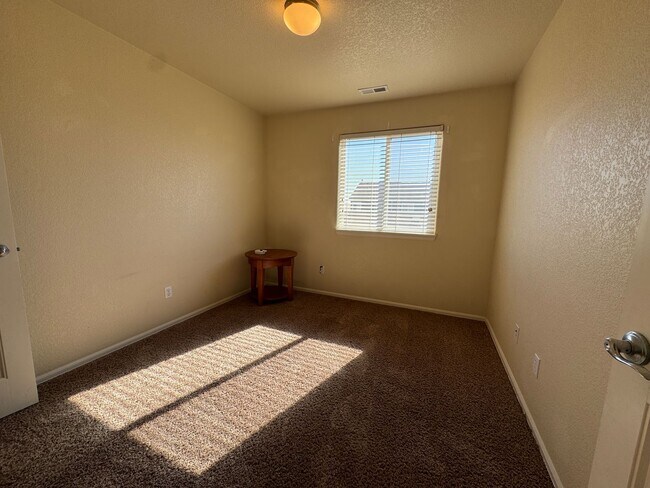 Building Photo - Spacious 3 Bed, 3 Bath Townhome with Rare ...