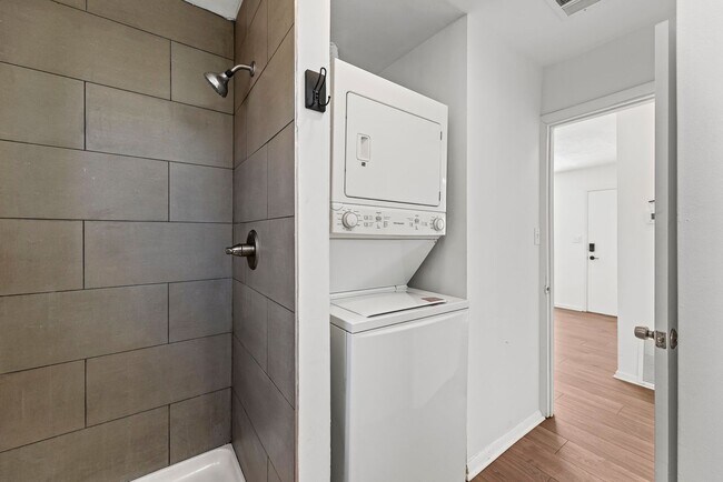Building Photo - New Renovated Two Bed One Bath Home!!!