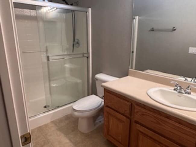 Building Photo - Corner lot in Golden Hills 3bdrm, 2 bath