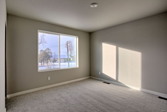 Building Photo - Beautiful Townhome For Lease