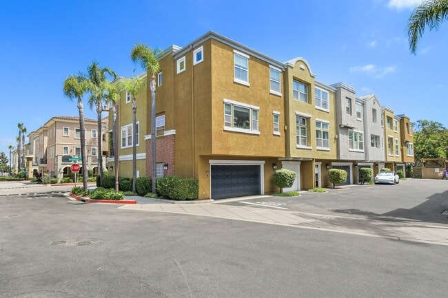 Building Photo - Act Fast: Charming Townhome in Central San...