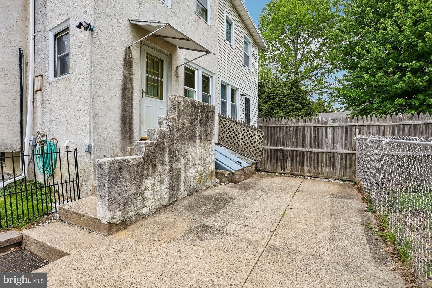 Building Photo - 325 Cottage Ave