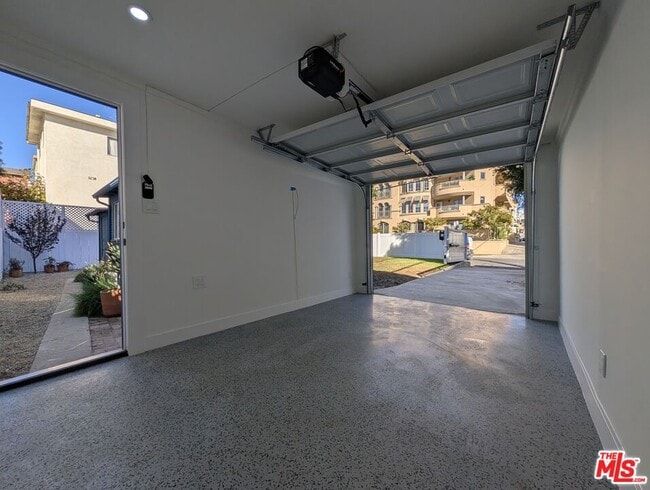 Building Photo - 1015 Granville Ave