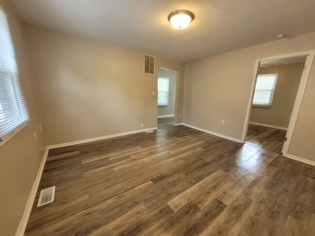 Building Photo - Cozy two bedroom home, pet friendly!