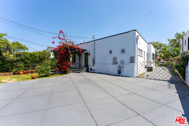 Building Photo - 537 N Poinsettia Pl