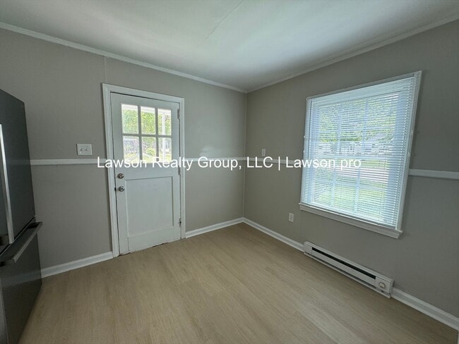 Building Photo - Affordable & Updated Three Bedroom in Salem!