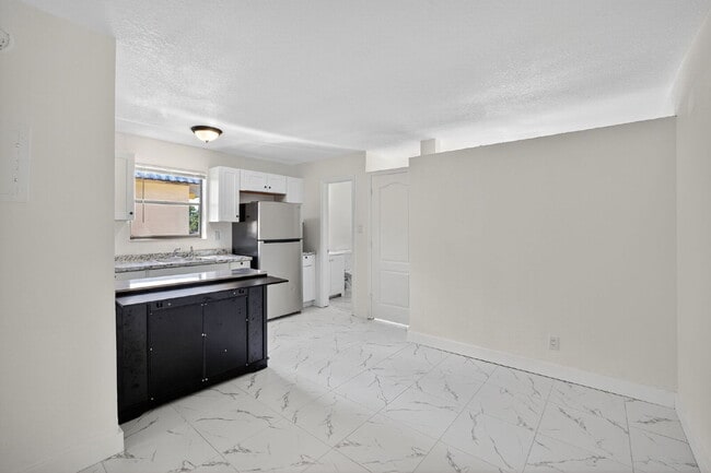 Building Photo - QUICK MOVE IN - FIRST MONTH FREE | Bright & Modern 1-Bedroom Apartment in Prime Oakland Park Loca...