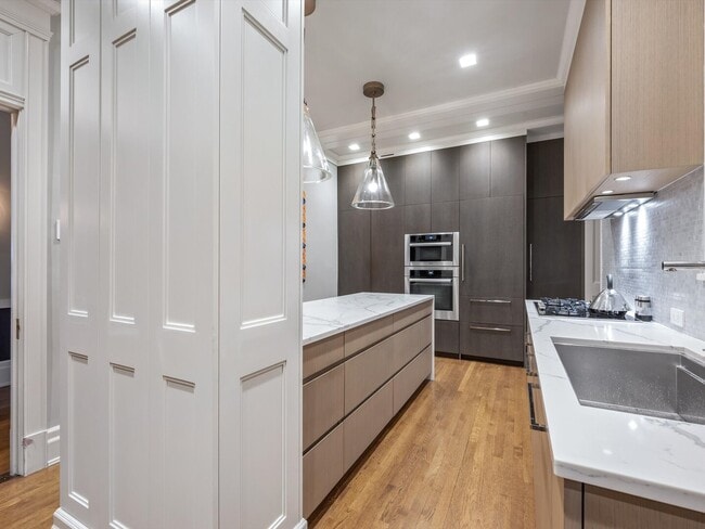 Building Photo - 1210 N Astor St