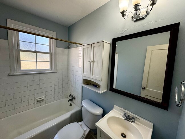 Building Photo - Lovely Home in Fort Hill Area