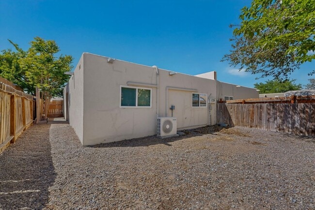 Building Photo - Close in West Side 2 bedroom 1.75/ba 1/cg