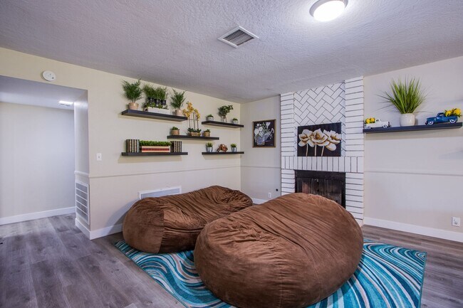 Building Photo - Spacious, Stylish, and Fully Furnished – L...