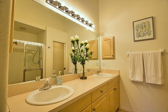 Building Photo - Annual Unfurnished 2 Bedroom 2 Bathroom Second Floor Condo in Casa Del Lago!