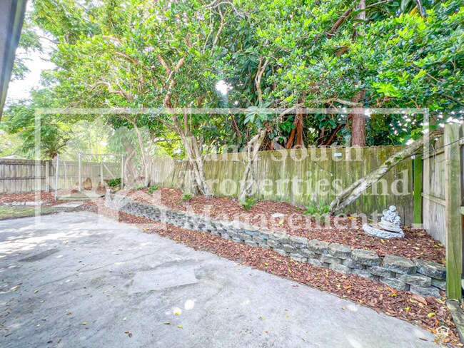 Building Photo - 331 Lake Harris Dr
