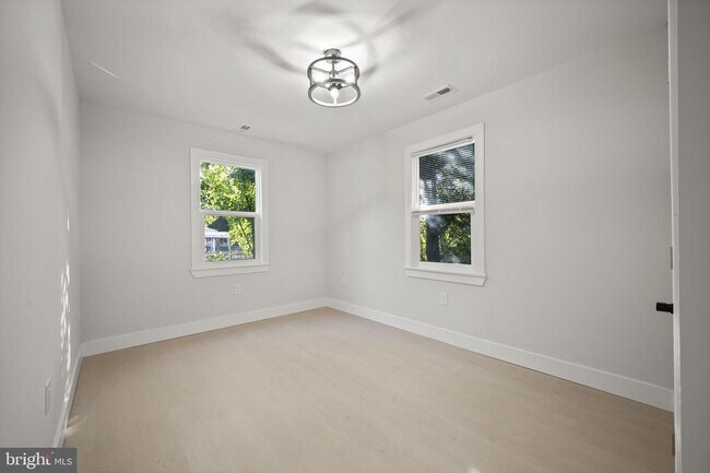 Building Photo - 821 S Woodlynn Rd
