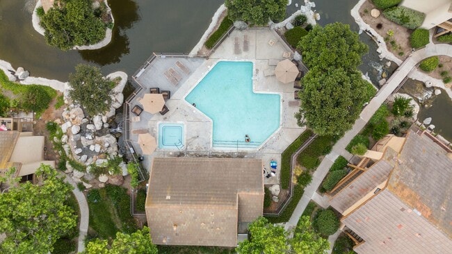 Building Photo - Renovated 1 Bedroom Condo Overlooking Creek