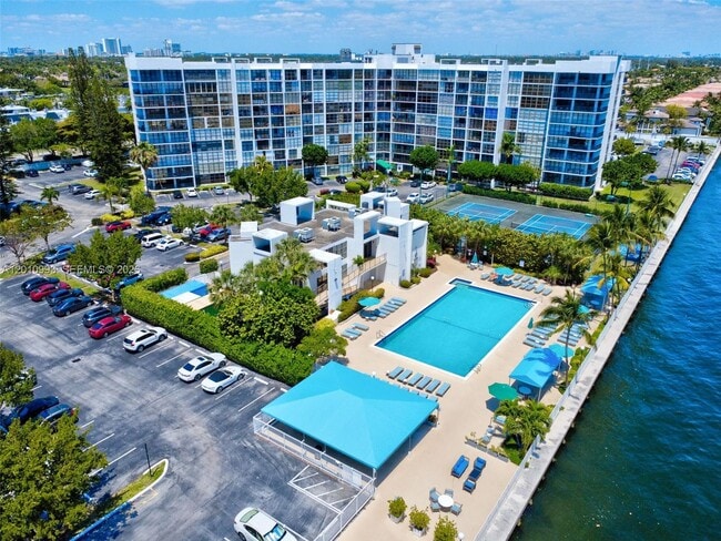 Building Photo - 1000 Parkview Dr