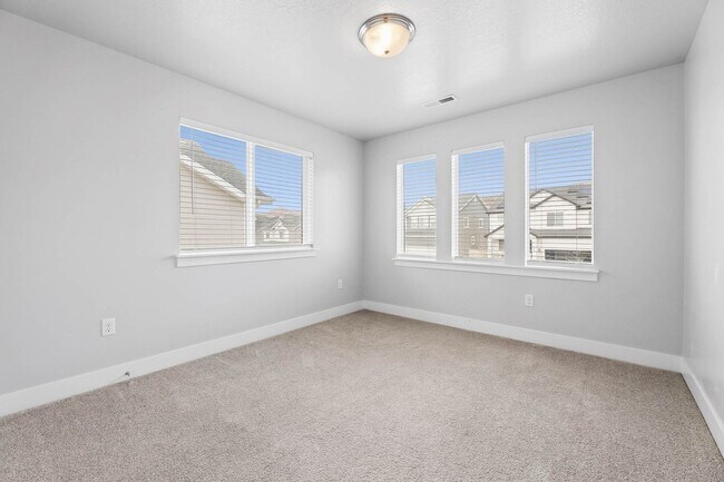 Building Photo - 6 Bedroom 3.5 Bathroom House in Saratoga Springs!