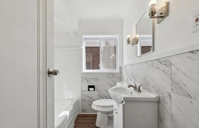 Building Photo - Beautiful 3 bedroom/1 bath Brick Bungalow - Now Available!