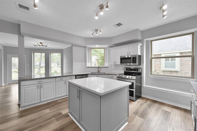 Building Photo - 13527 Summer Hill Dr
