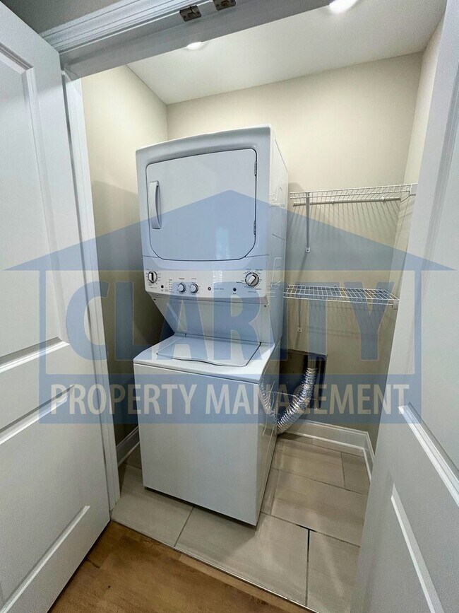 Building Photo - Modern two bedroom townhome!