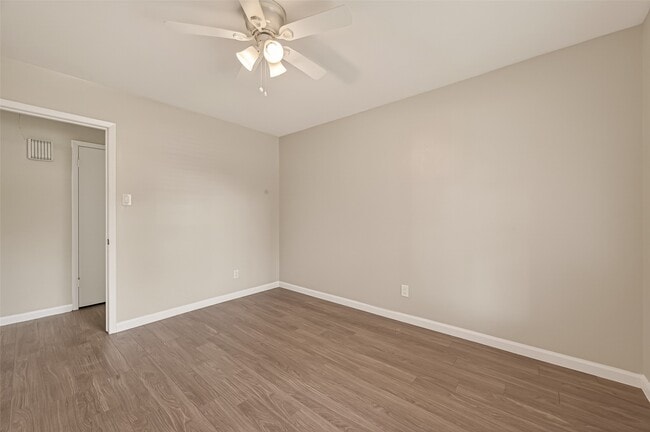 Building Photo - 9502 Skyline Dr