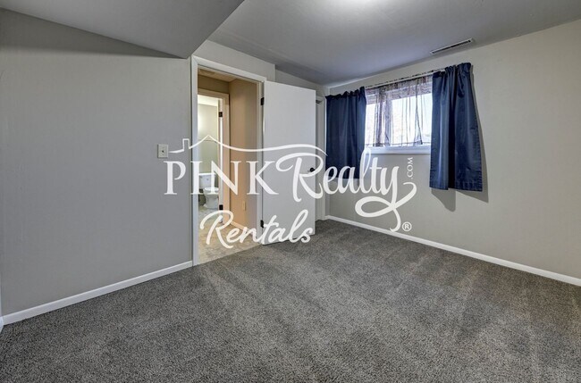 Building Photo - Nice 4 Bedroom Close to Peterson AFB and S...