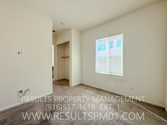 Building Photo - Beautifully upgraded Four bedroom w Loft