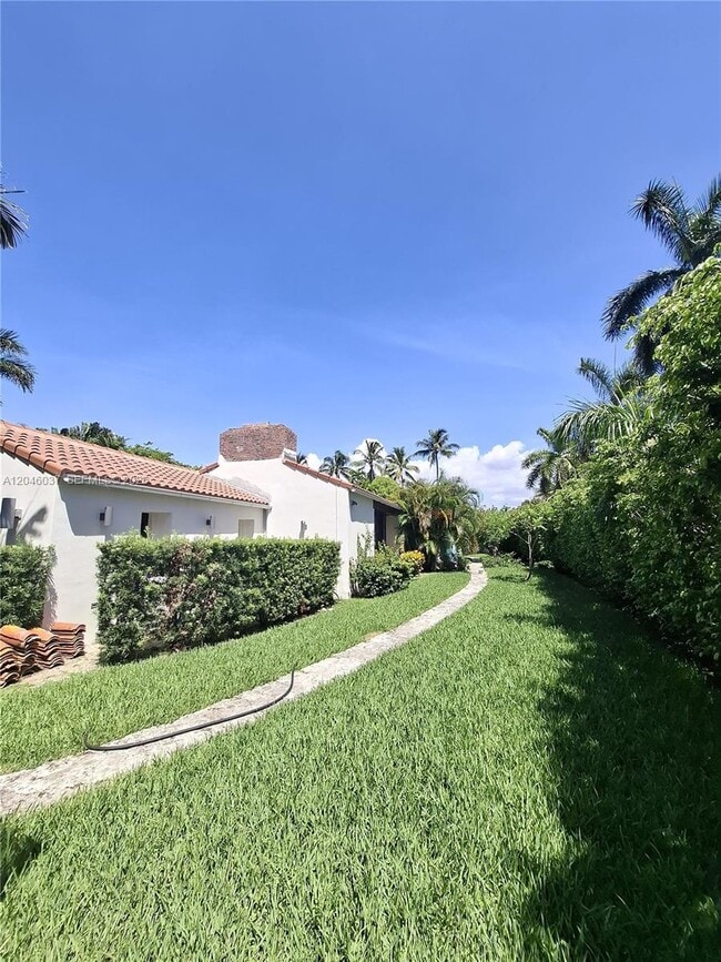 Building Photo - 6350 Pine Tree Dr