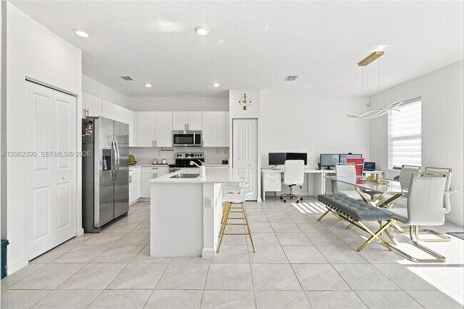 Building Photo - 20369 NW 5th Ct