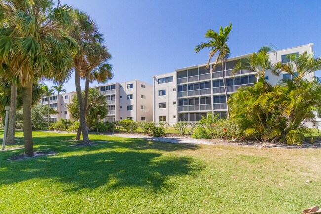 Building Photo - 300 E Royal Palm Rd