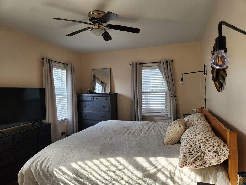 Building Photo - 340 Kingston Ave