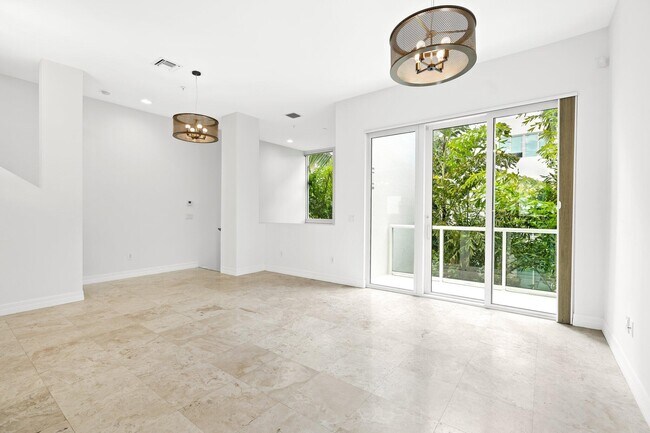 Building Photo - 775 NE 4th Ave