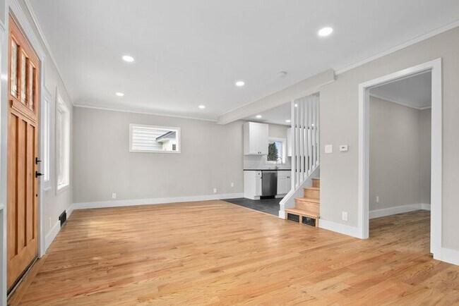 Building Photo - Gorgeous Remodeled West Seattle Craftsman w/ Air Conditioning