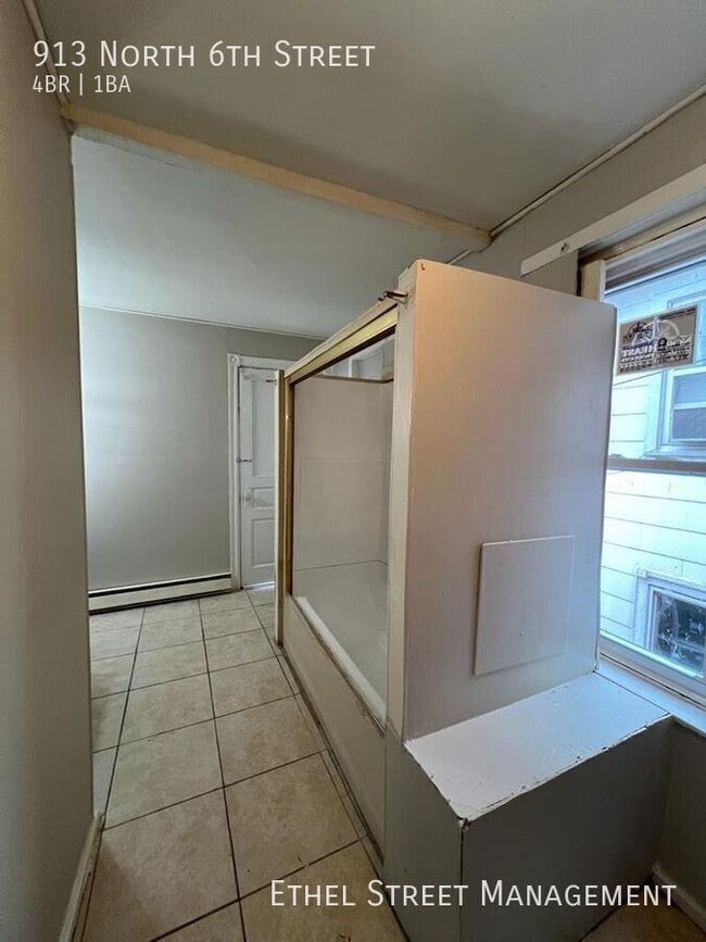 Building Photo - 913 N 6th St