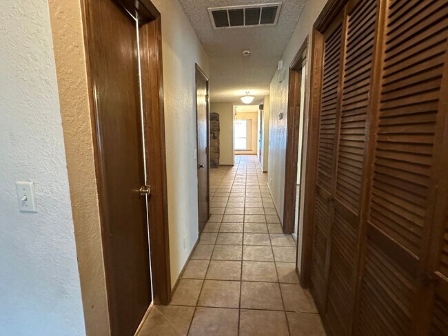 Building Photo - Large single story 4 bedroom