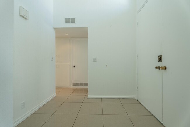 Building Photo - 2518 S Sierra Madre