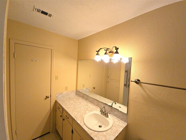 Building Photo - 1206 Crescent Blvd