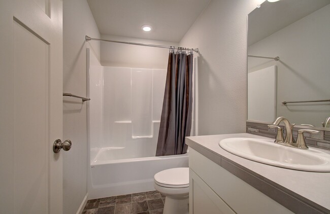 Building Photo - Immaculate Ridgefield Townhome