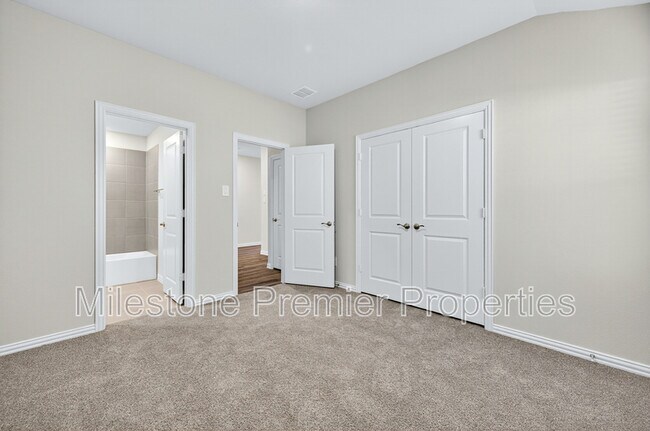 Building Photo - 2121 Gustavus Dr