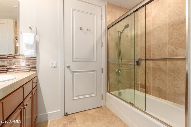 Building Photo - 2211 E Camelback Rd