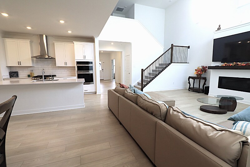 Building Photo - 15436 Manderley St