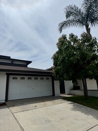 Building Photo - 2210-2212 E Avalon Ave