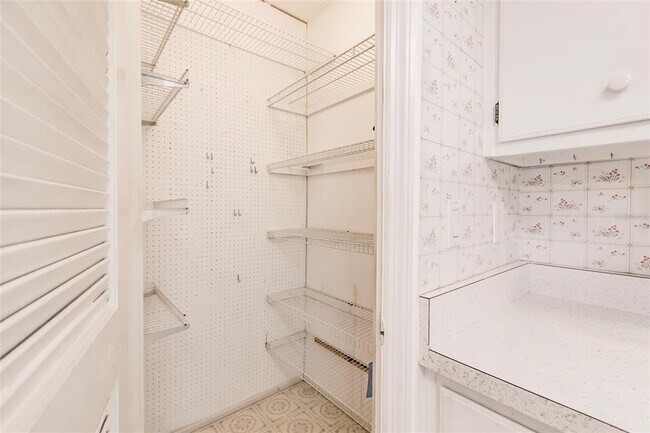 Building Photo - 4158 S Tamiami Trl