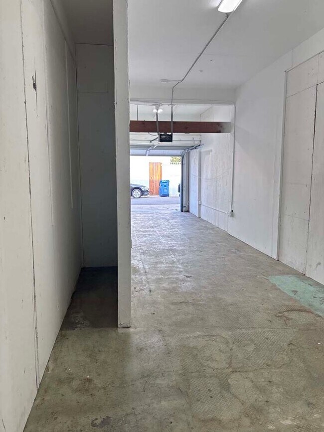 Building Photo - 915 Broadway St