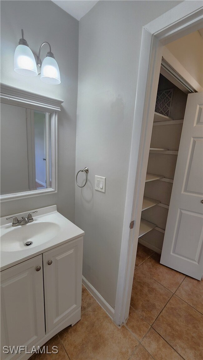 Building Photo - 4615 SE 4th Pl