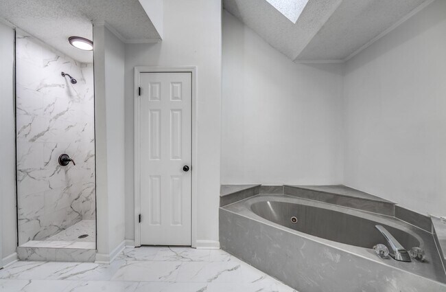 Building Photo - Style, Space, and Convenience in the Heart...
